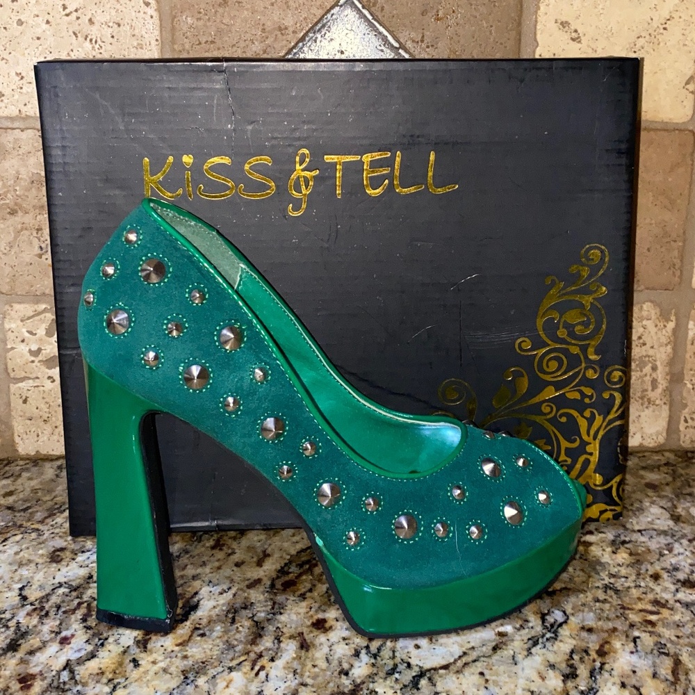 Pre-Owned GREEN PLATFORM OPEN TOE STILETTO HEELS WITH SILVER SPIKES- Size 8.5